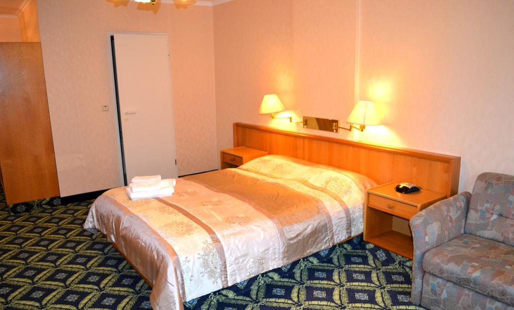 Hotel Zum Goldenen Hirsch Sankt Kilian Habitación foto