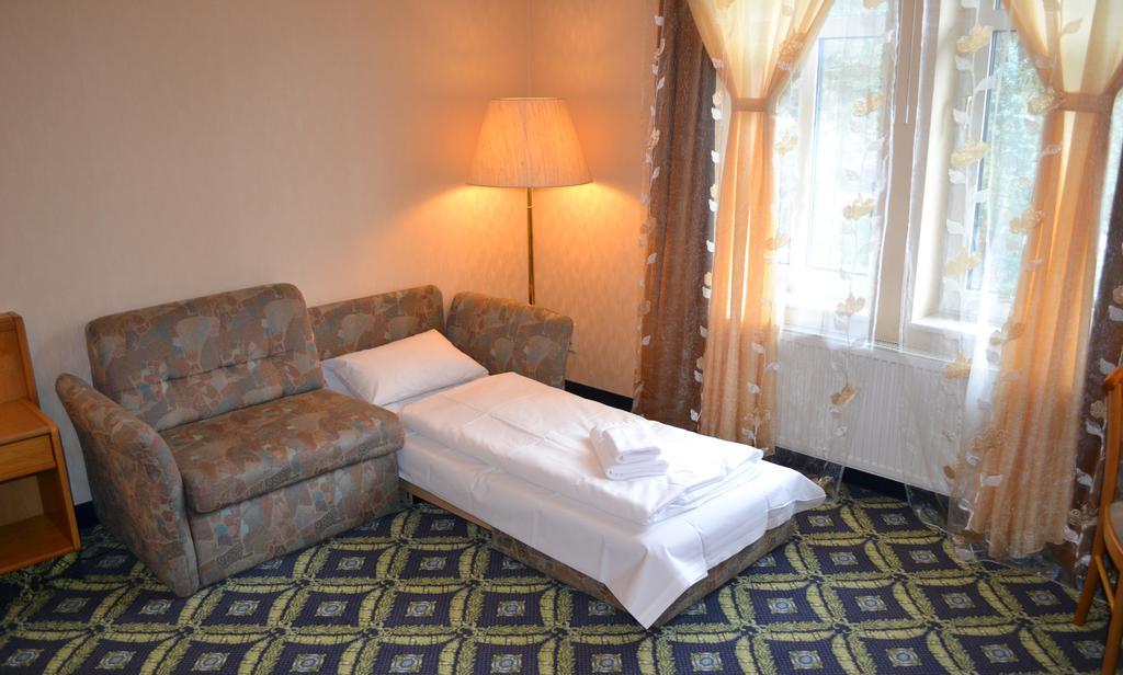 Hotel Zum Goldenen Hirsch Sankt Kilian Habitación foto