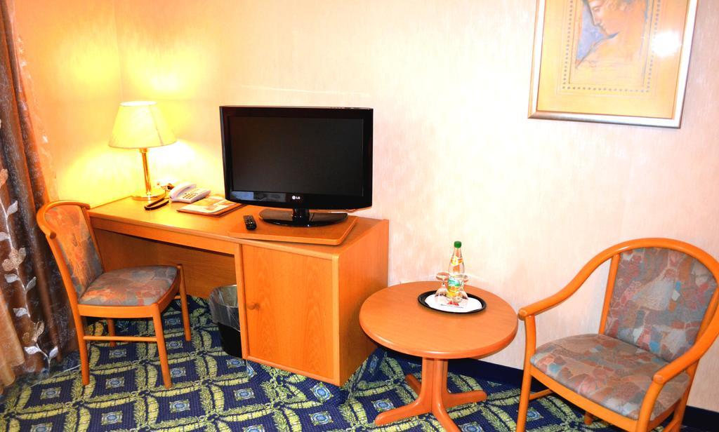 Hotel Zum Goldenen Hirsch Sankt Kilian Habitación foto